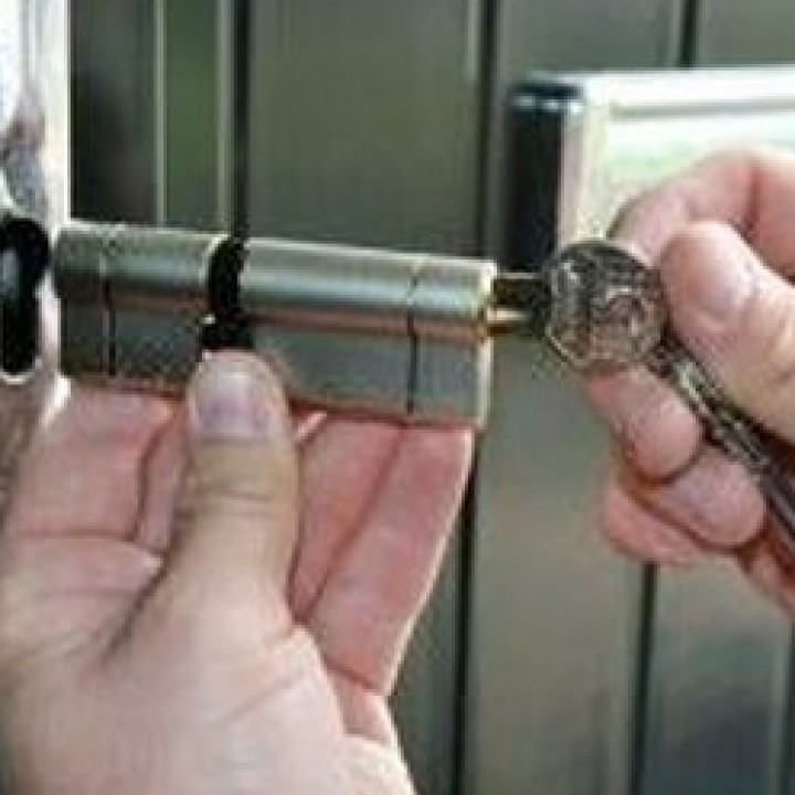 Личинки для дверных замков. Поменять личинки мастер. Личинки для дверных замков. Личинка замка входной двери. Установка личинки в дверь.