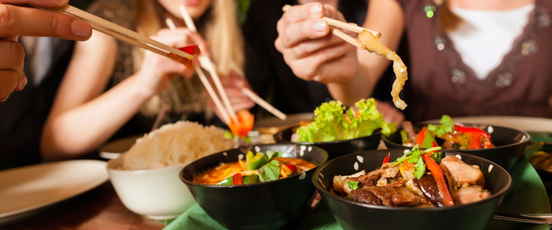 китайский стол с едой. корейская еда мукбанг. мукбанг еда. японская семья за столом. необычная китайская еда.