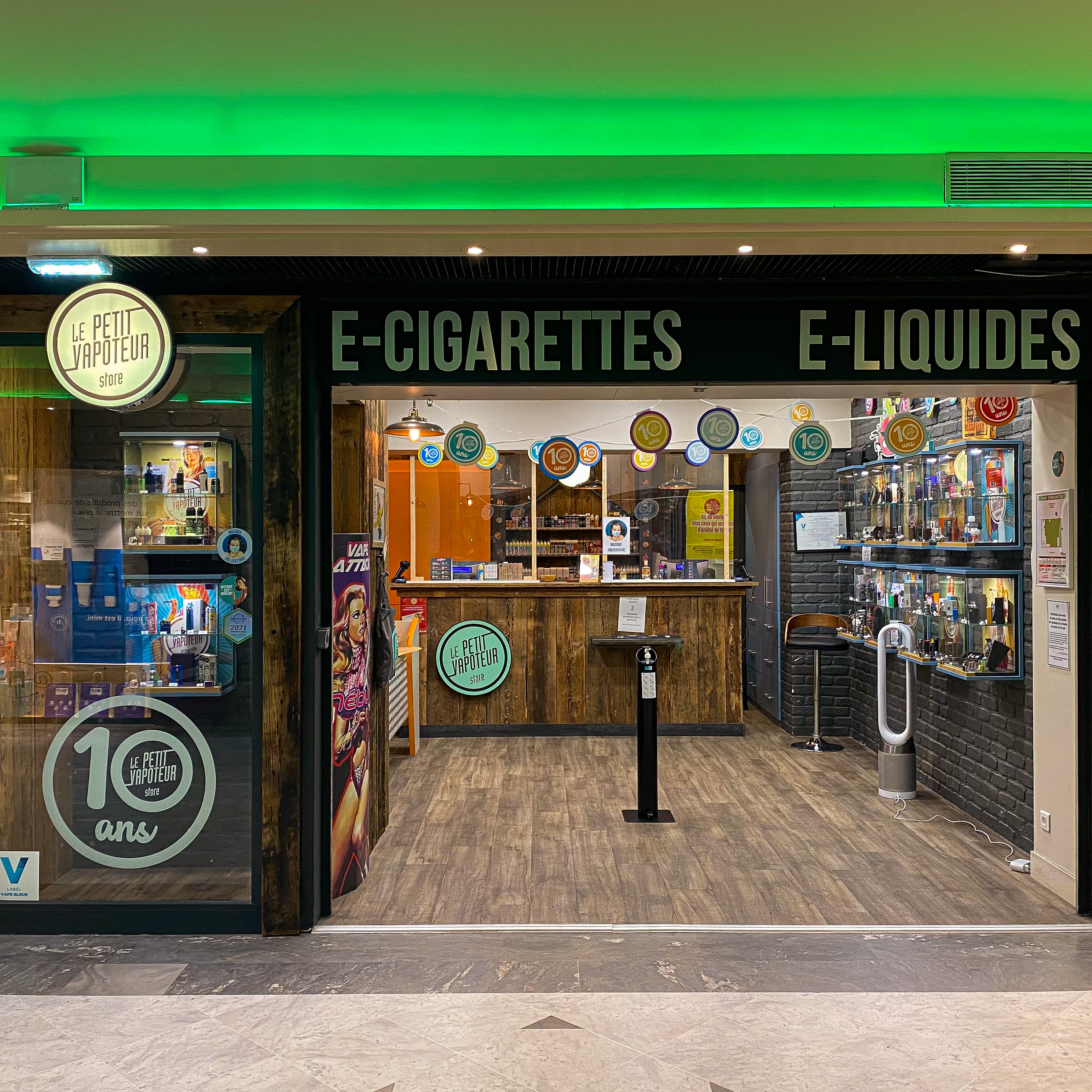 le petit vapoteur tours e-cigarettes e-liquides photos Le Petit Vapoteur : meilleur site d'achat de cigarette électronique et e  liquide en ligne main image 1