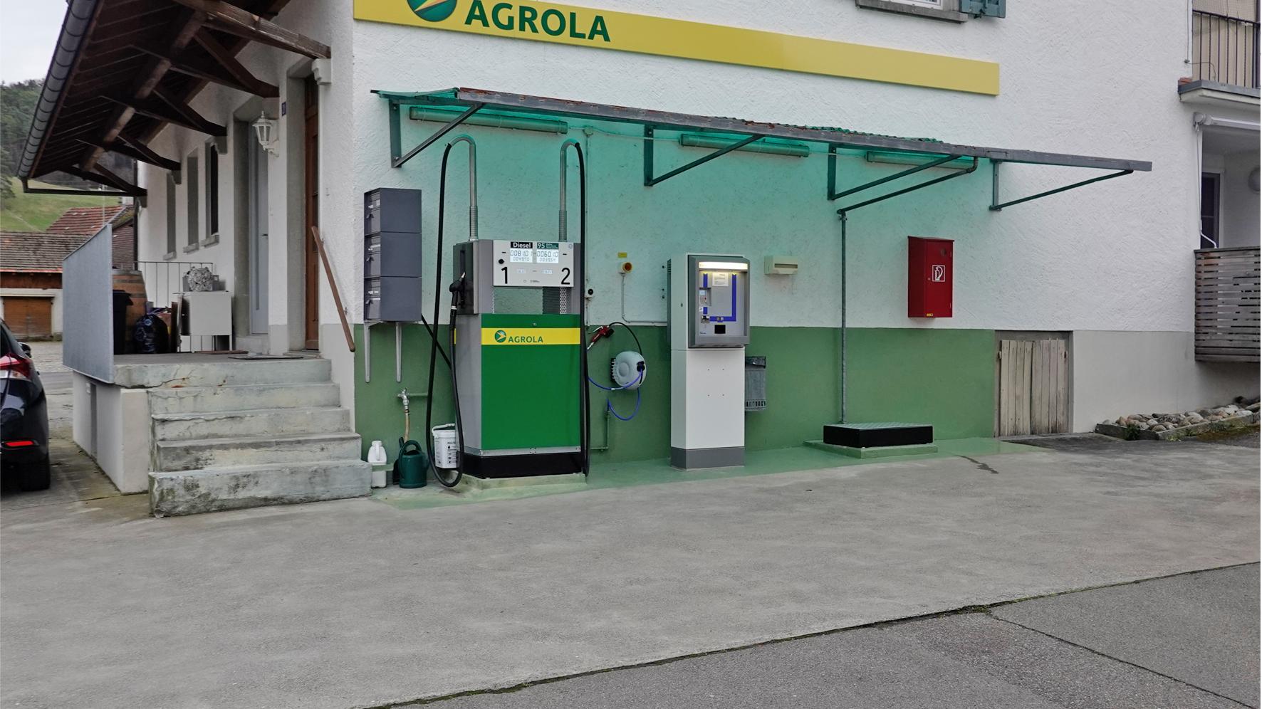 AGROLA, Kirchstrasse in Dorf