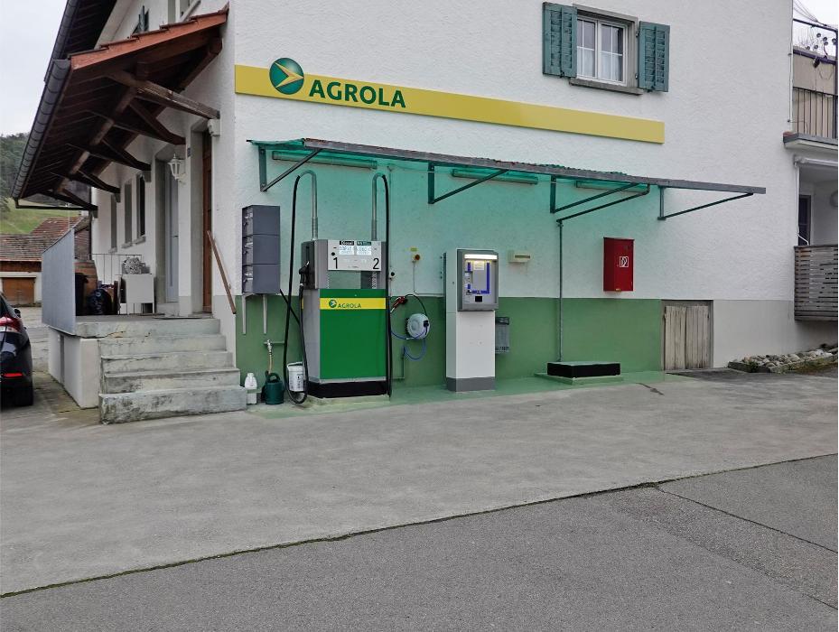 AGROLA, Kirchstrasse in Dorf