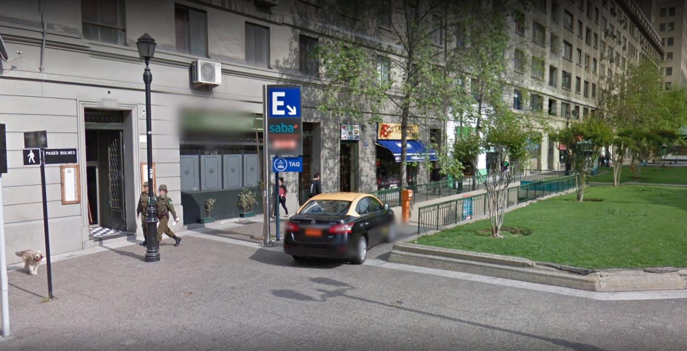 Acceso público al estacionamiento subterráneo Paseo Bulnes