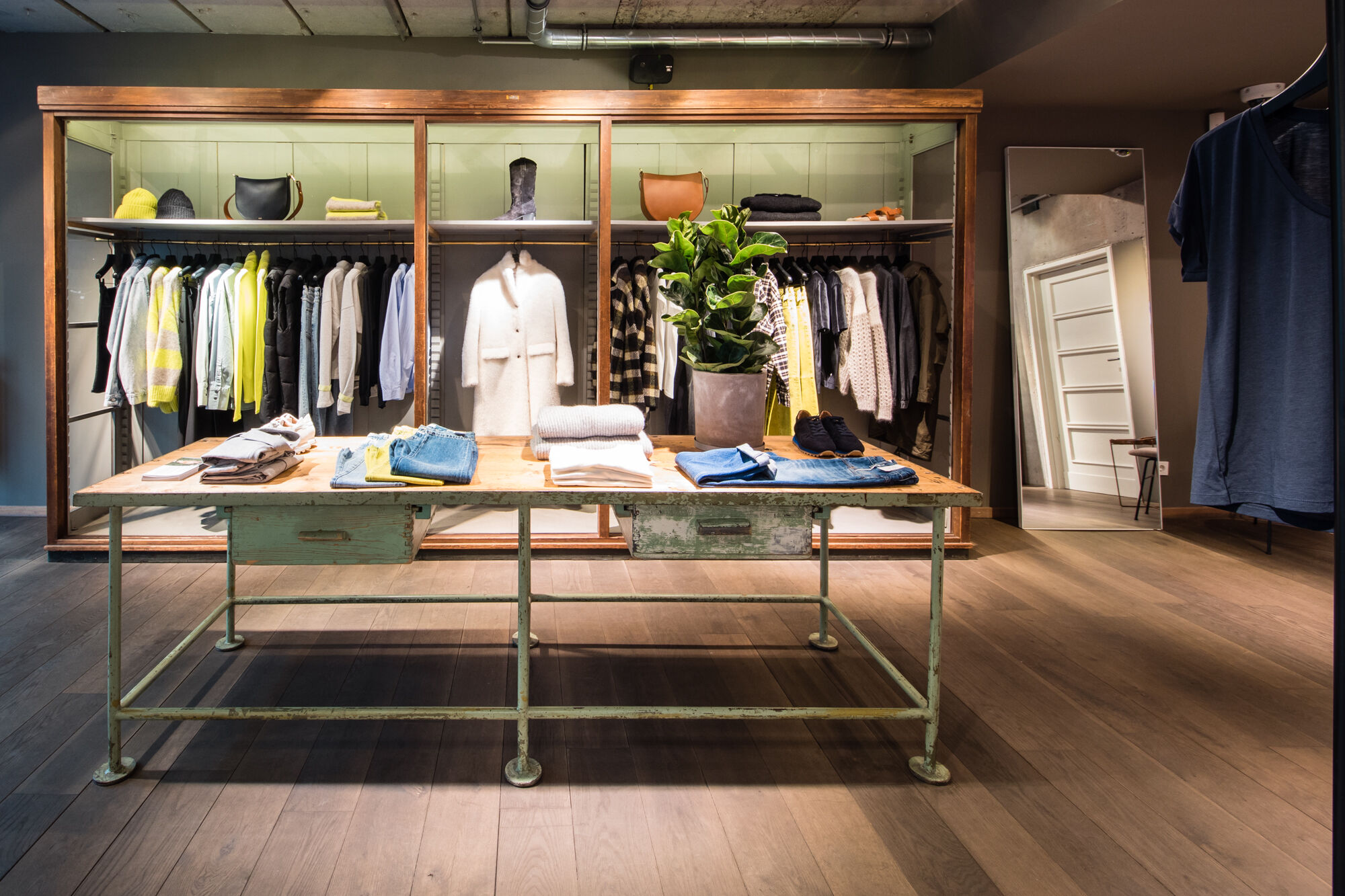 Foto de Closed Shop Women & Men Foto de Closed Shop Women & Men