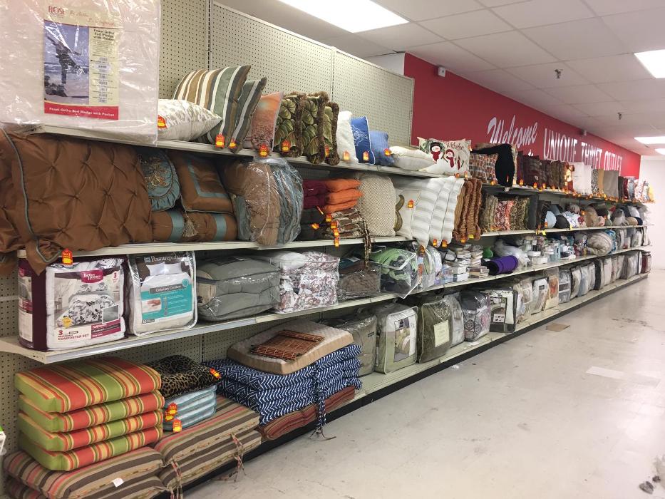 UNIQUE OUTLET THRIFT Logo