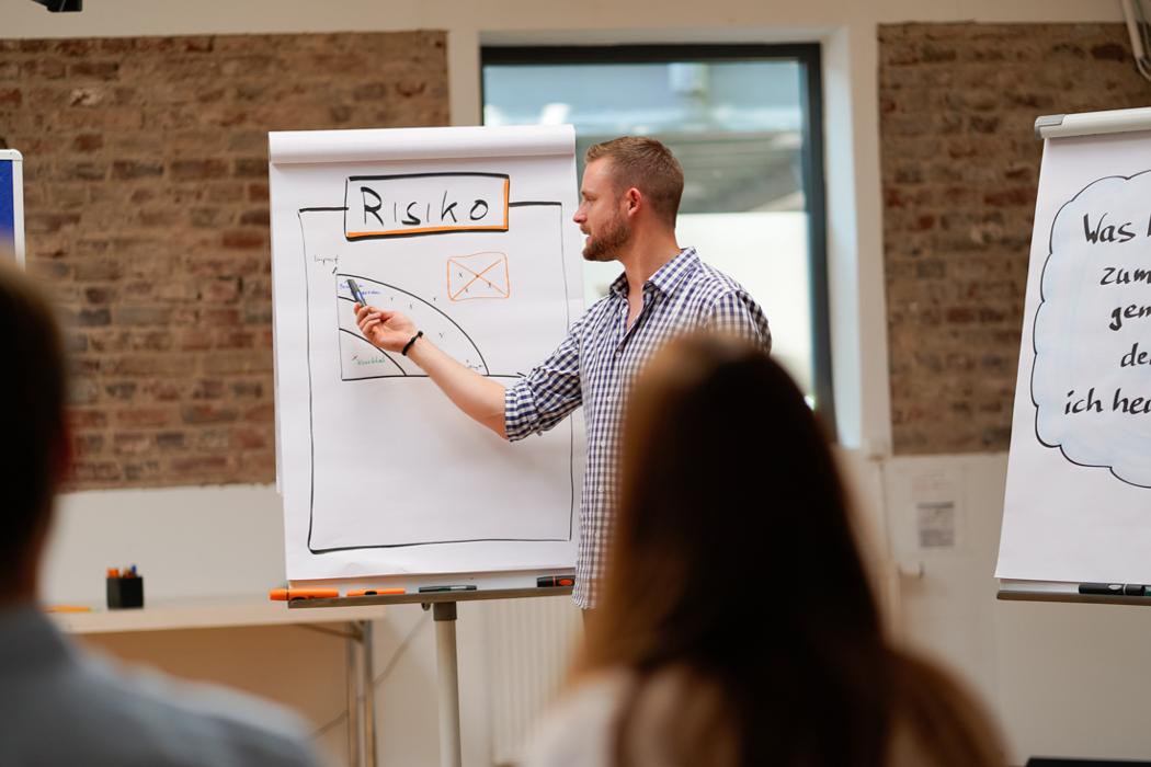 paragraph eins, Breite Straße in Köln