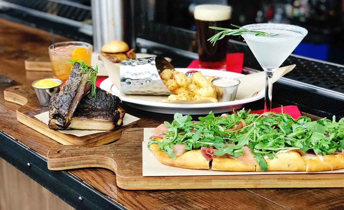 food, drinks at bar, pizza, restaurant, Twin Cities 400 Tavern Minneapolis, Minnesota