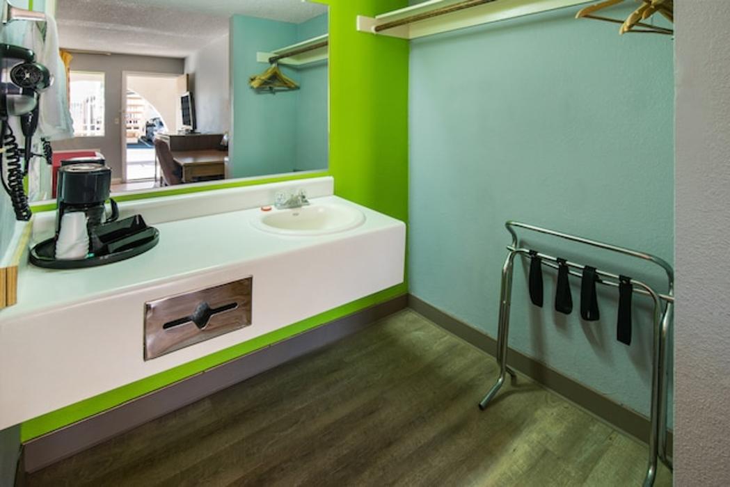 Hotel Ridgecrest CA - W Upjohn Ave - Ridgecrest, CA