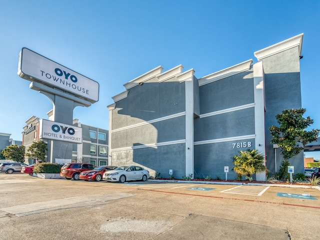 OYO Townhouse Dallas Park Central Galleria