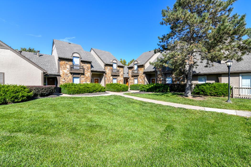 Pointe Royal Town Home Apartments - Overland Park, KS