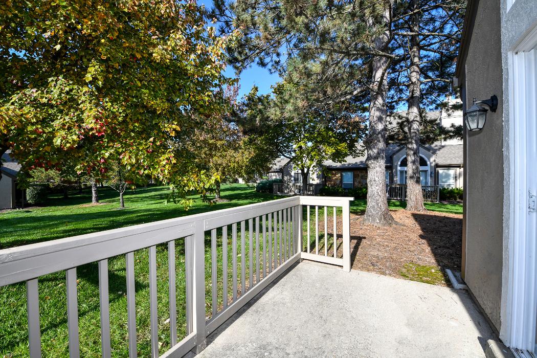 Pointe Royal Town Home Apartments - Overland Park, KS