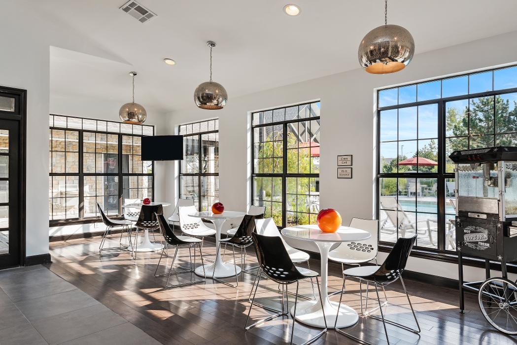 Sandstone Creek Apartments - Overland Park, KS