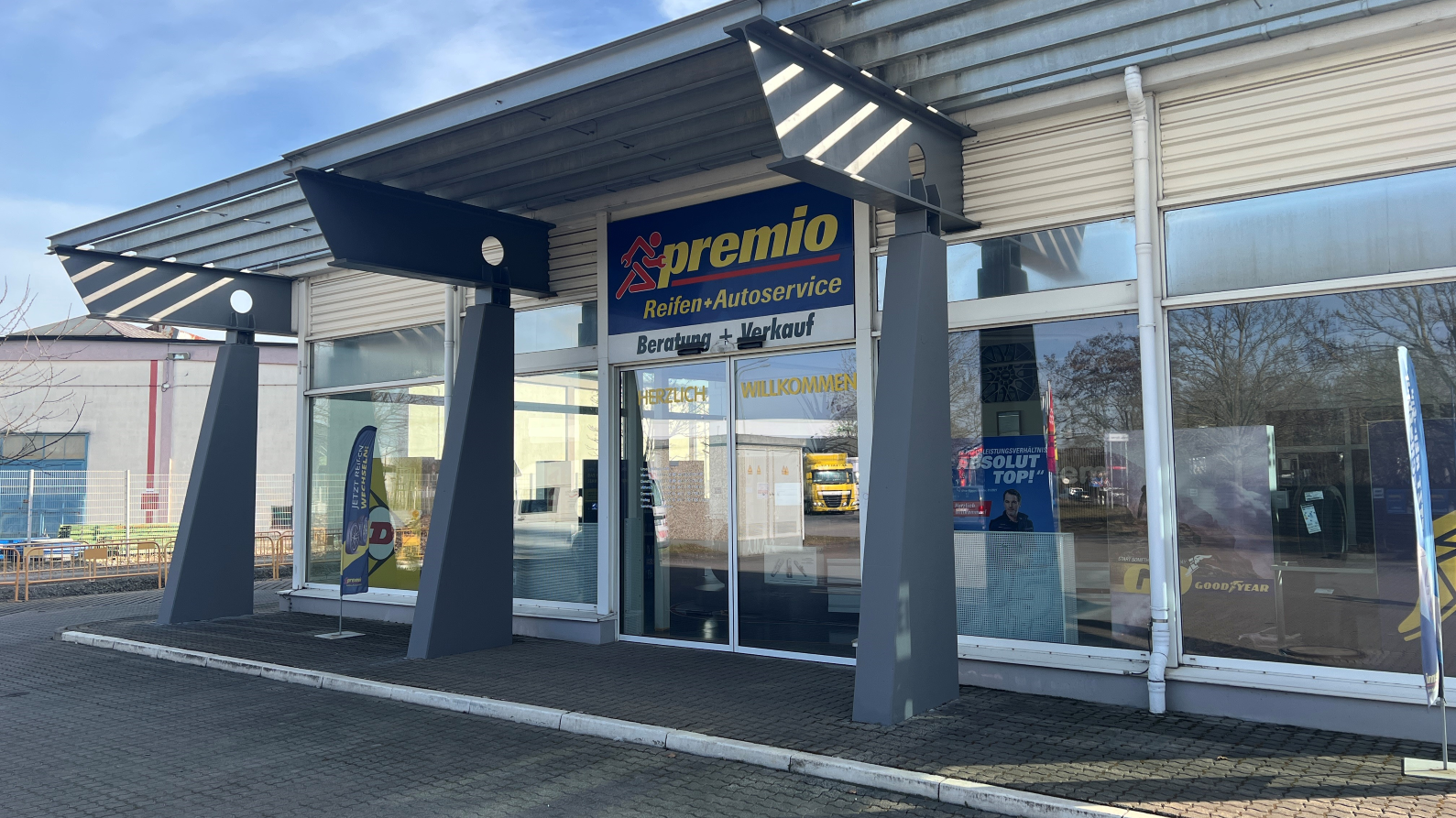 Premio Reifen + Autoservice Secura Hanau GmbH, Industrieweg in Hanau