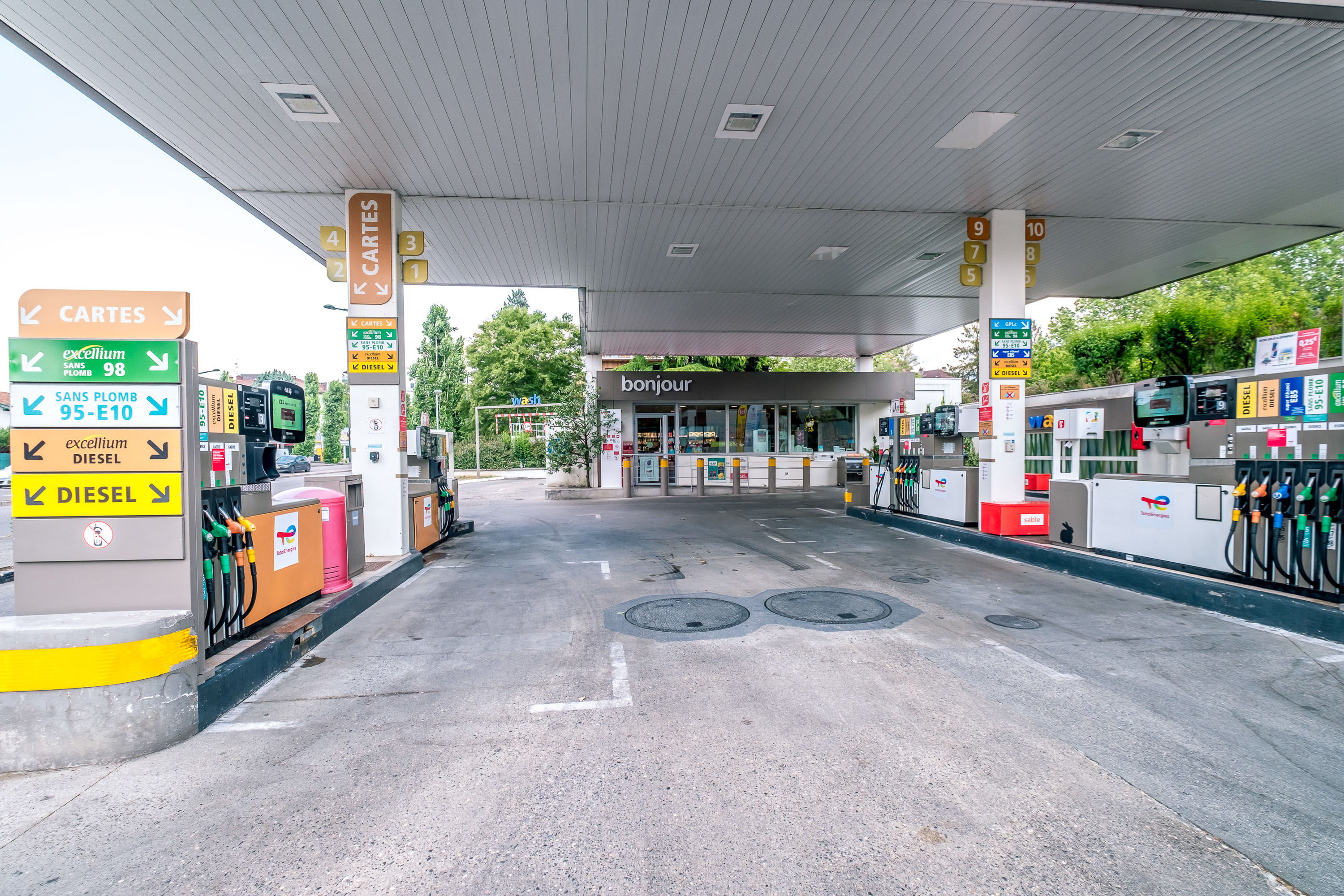This is a picture representing NF059015 (FUELING) - RELAIS LES ALLUEGES