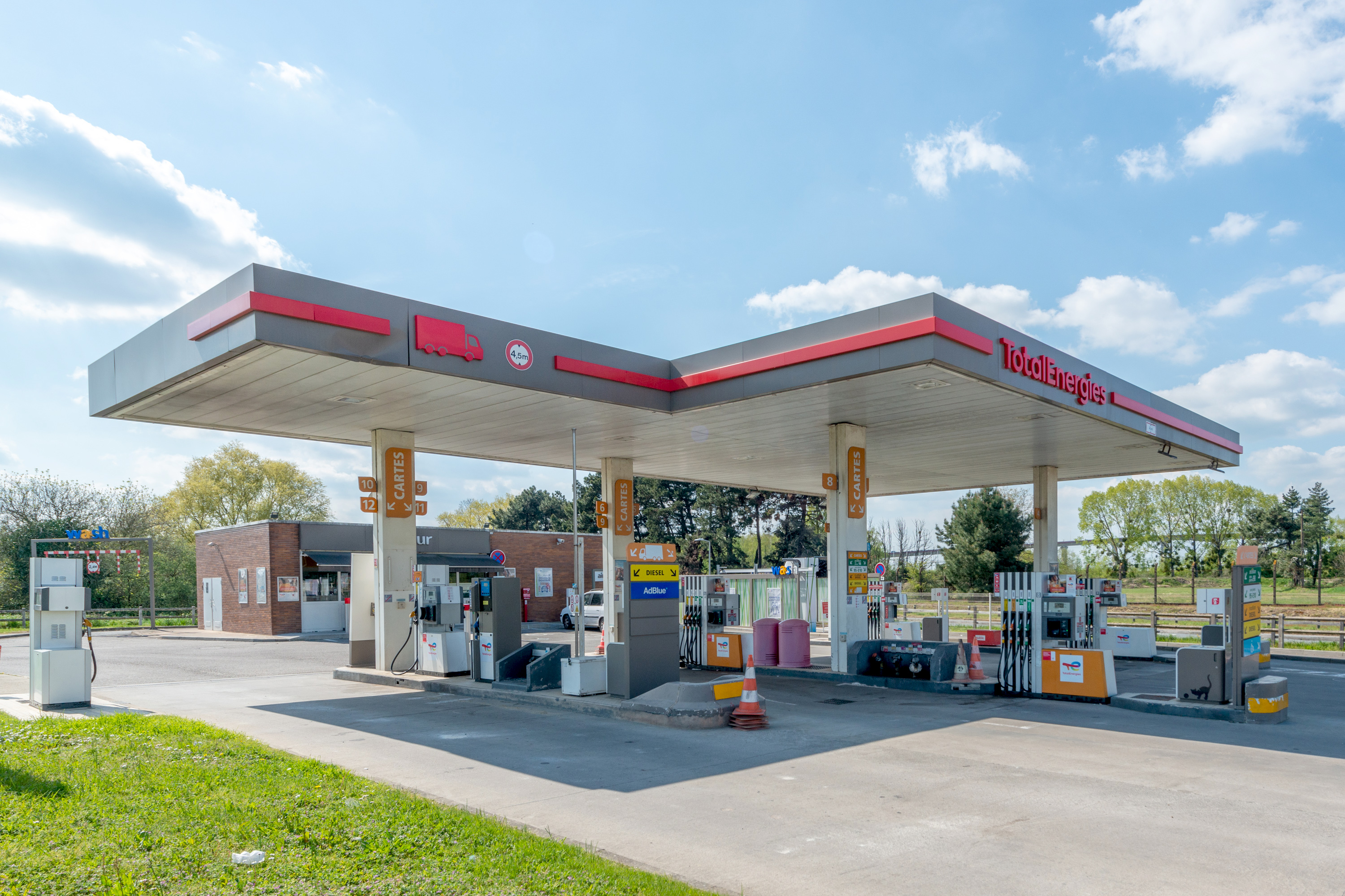 This is a picture representing NF042594 (FUELING) - RELAIS DE CHEVIRE
