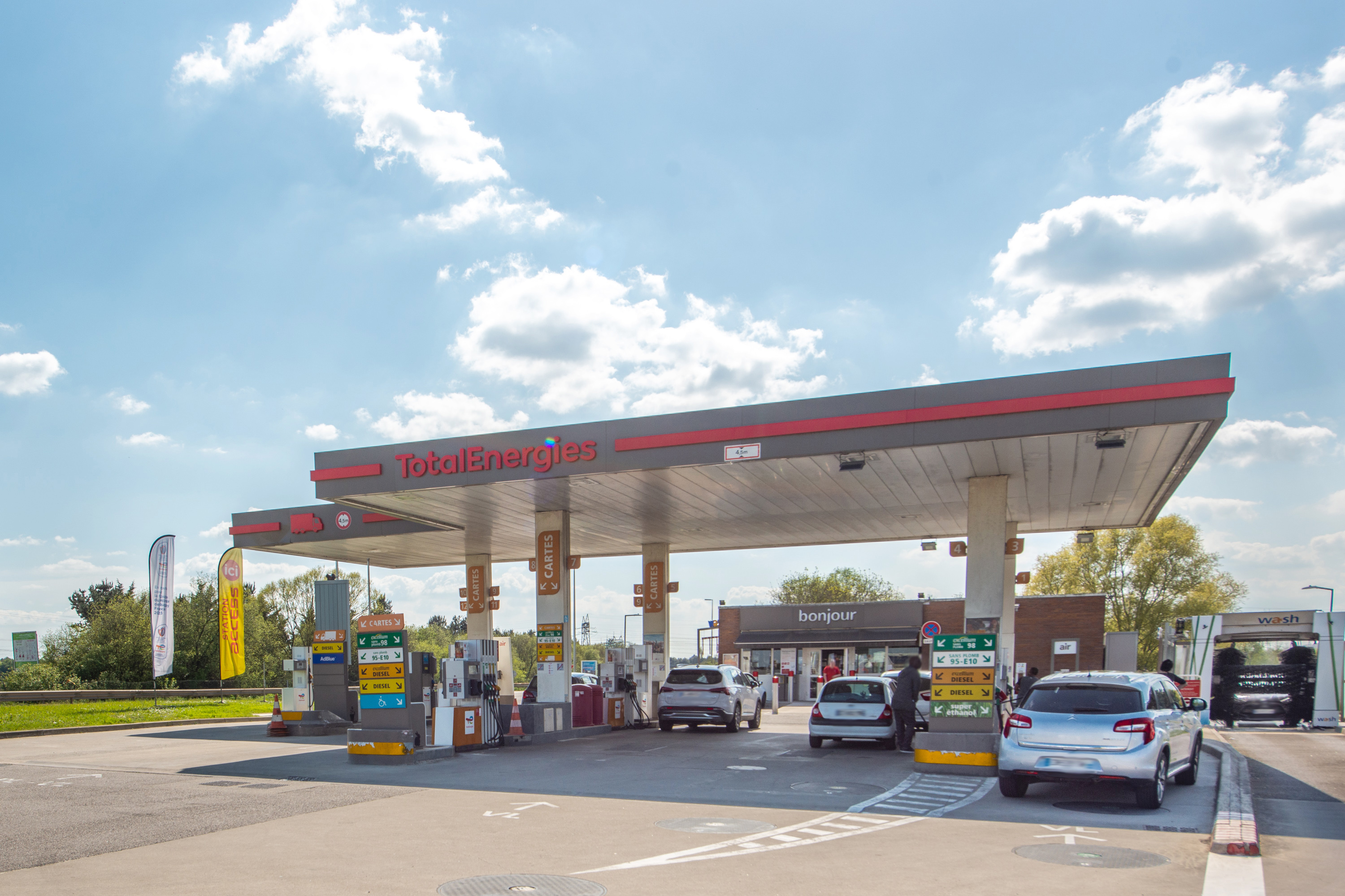 This is a picture representing NF042594 (FUELING) - RELAIS DE CHEVIRE
