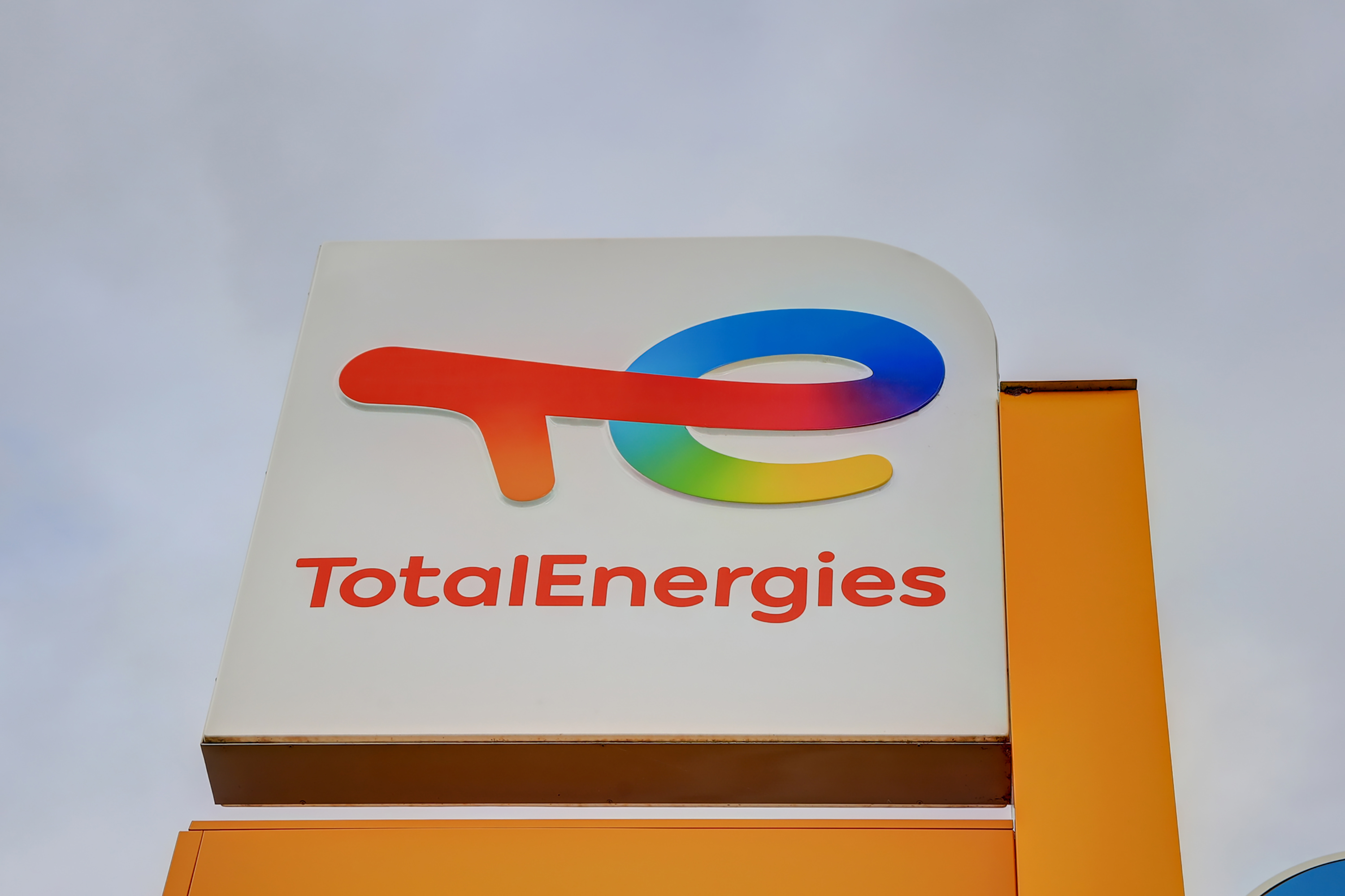 This is a picture representing NF070668 (FUELING) - REL.ROND POINT J. ROSE