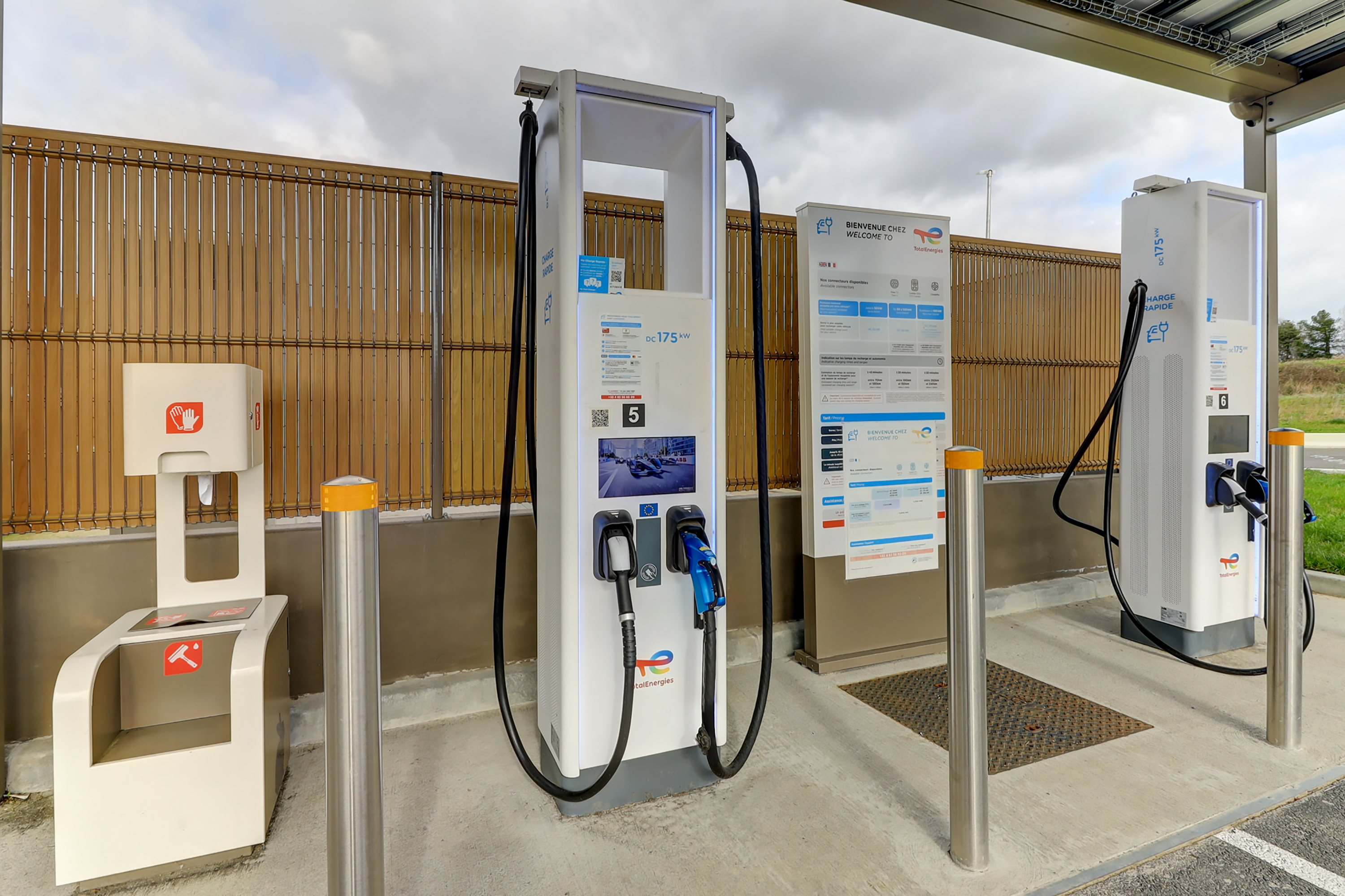 This is a picture representing NF070668 (FUELING) - REL.ROND POINT J. ROSE