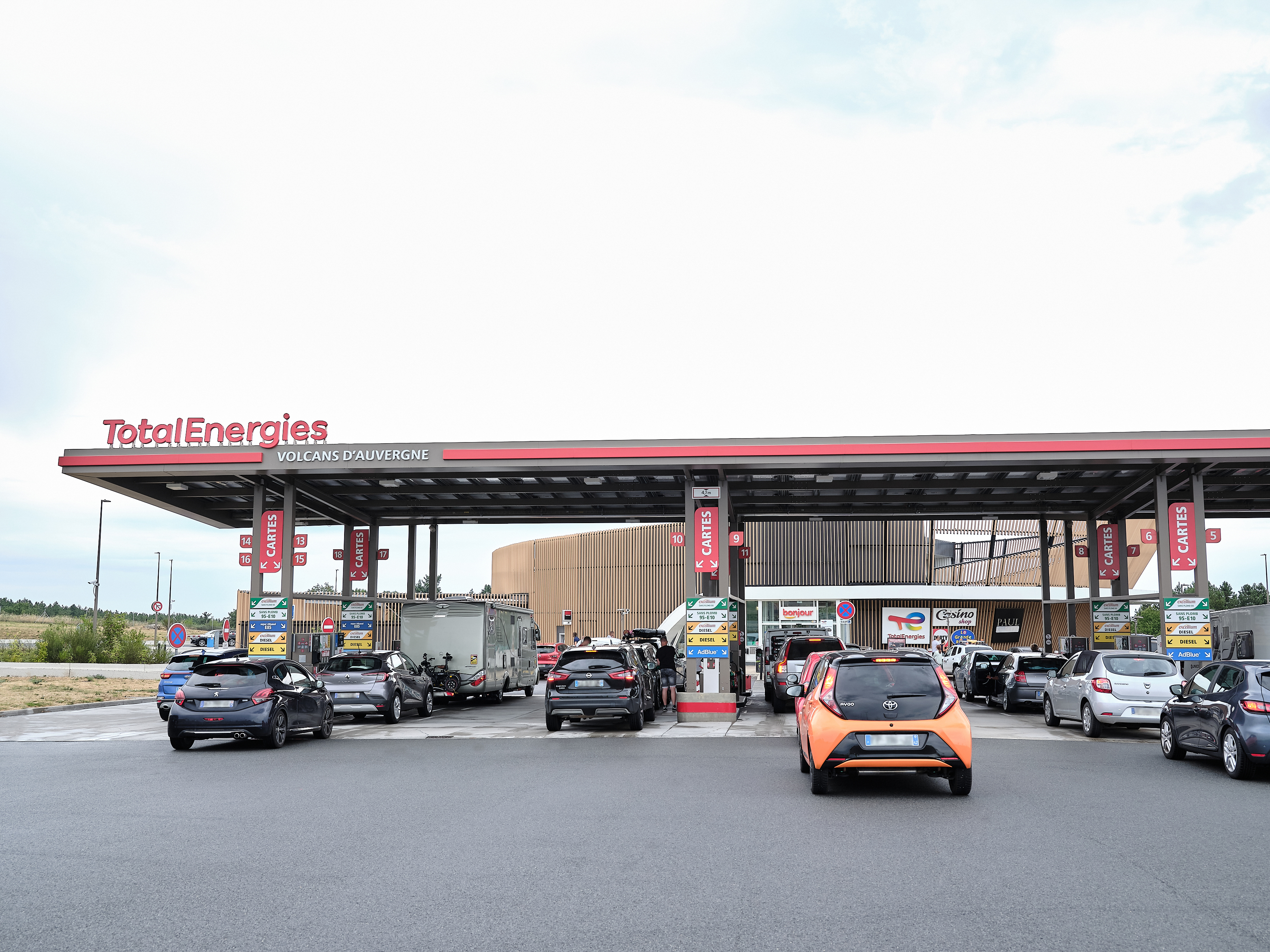 This is a picture representing NF070641 (FUELING) - REL.LES VOLCANS-D'AUVERGNE EST VL This is a picture representing NF070641 (FUELING) - REL.LES VOLCANS-D'AUVERGNE EST VL