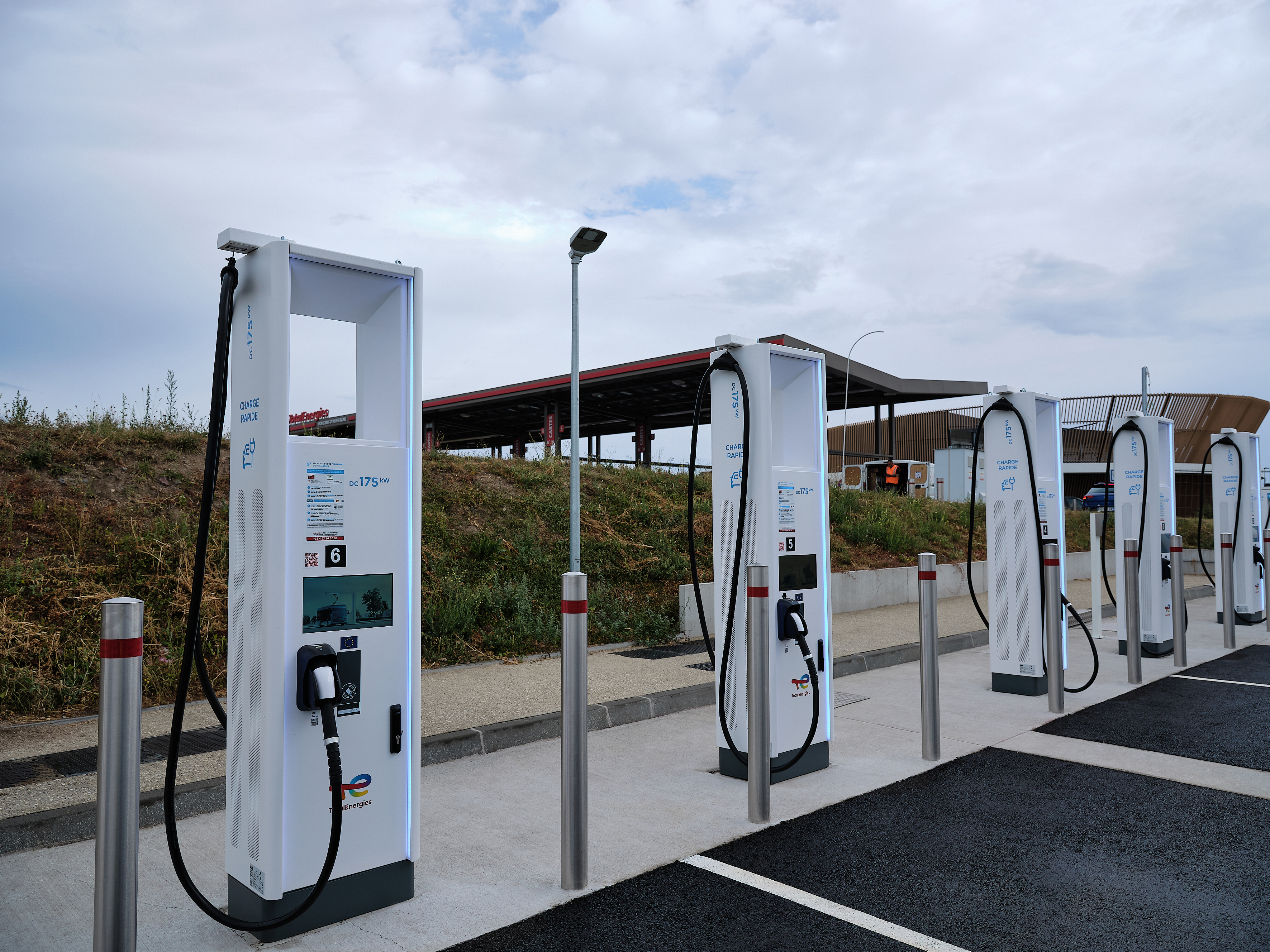 This is a picture representing NF070641 (FUELING) - REL.LES VOLCANS-D'AUVERGNE EST VL This is a picture representing NF070641 (FUELING) - REL.LES VOLCANS-D'AUVERGNE EST VL