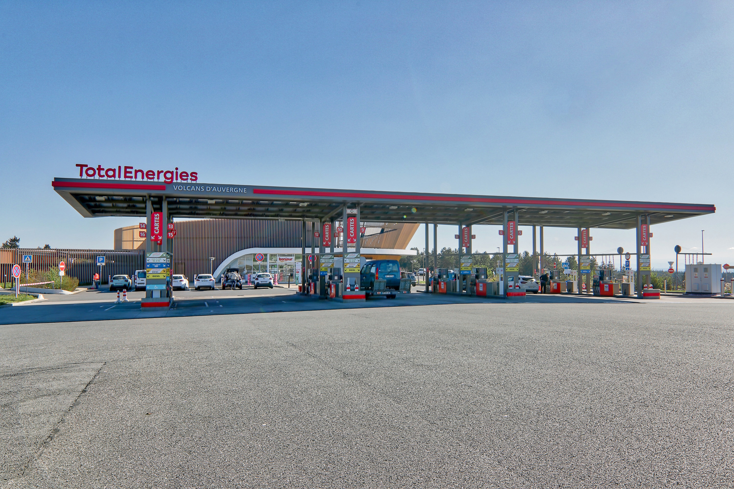This is a picture representing NF070641 (FUELING) - REL.LES VOLCANS-D'AUVERGNE EST VL This is a picture representing NF070641 (FUELING) - REL.LES VOLCANS-D'AUVERGNE EST VL