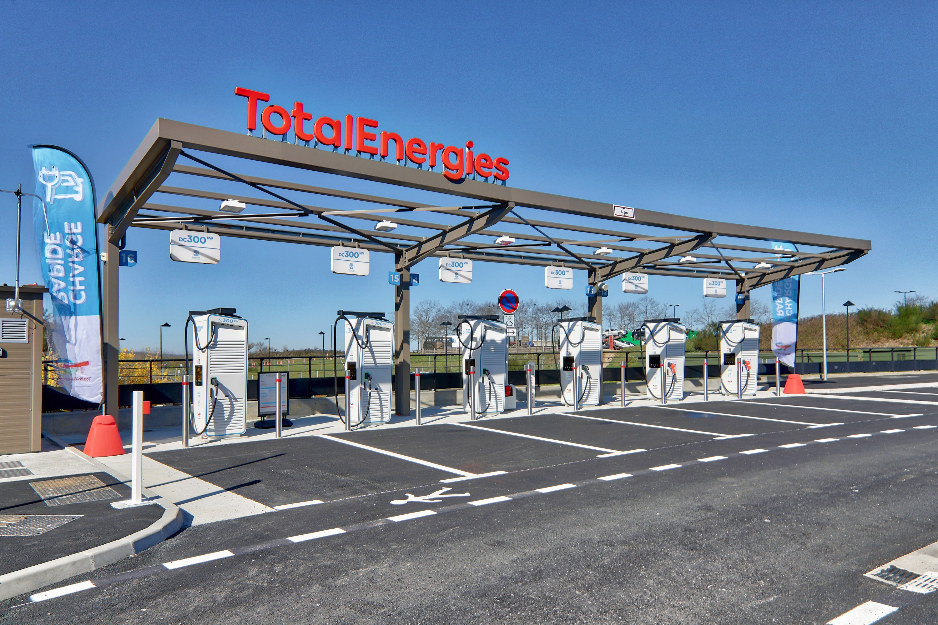 This is a picture representing NF070641 (FUELING) - REL.LES VOLCANS-D'AUVERGNE EST VL This is a picture representing NF070641 (FUELING) - REL.LES VOLCANS-D'AUVERGNE EST VL