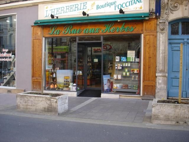La Rue aux Herbes vente de produits biologiques (détail)