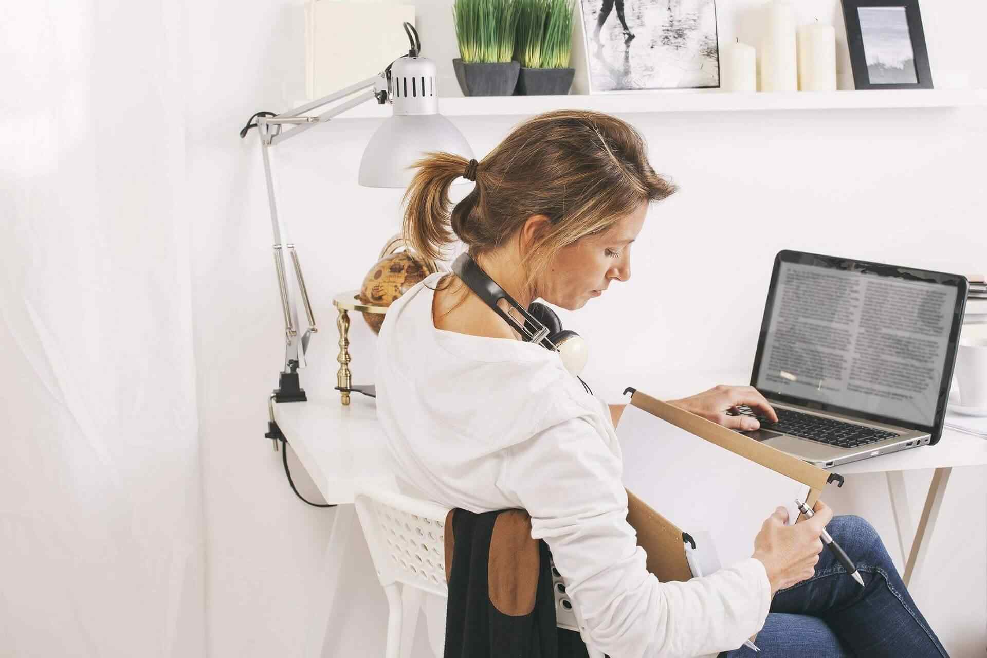 удаленный редактор вакансии. девушка менеджер с телефоном. человек за компьютером творческий. удаленный редактор вакансии. удаленный редактор вакансии.