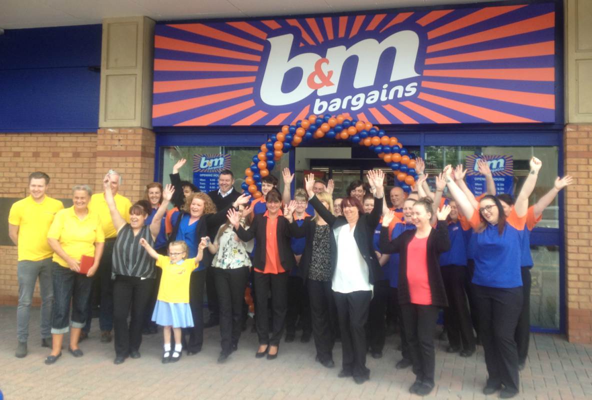 The new B&M colleagues on the opening day of B&M Tyldesley
