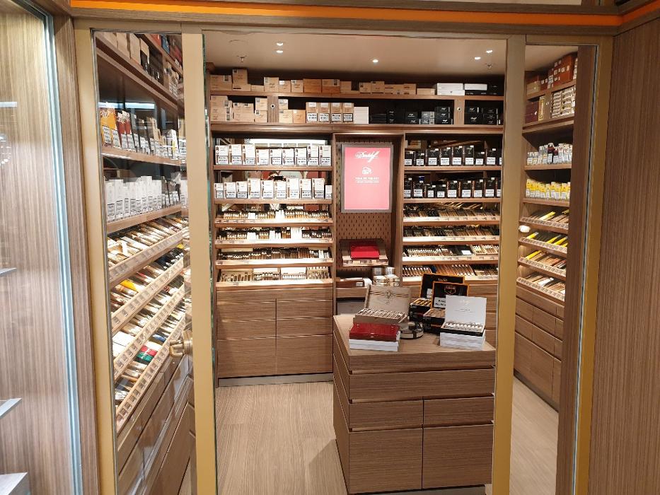 Davidoff of Geneva since 1911 by Wolsdorff Tobacco im KaDeWe, Tauentzienstraße in Berlin