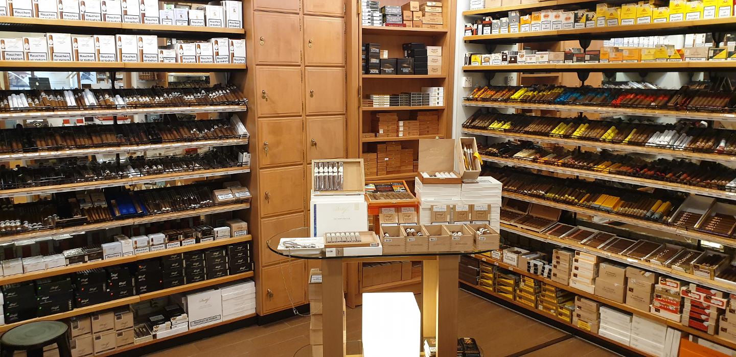 Davidoff of Geneva since 1911 by Wolsdorff Tobacco, Königsallee in Düsseldorf