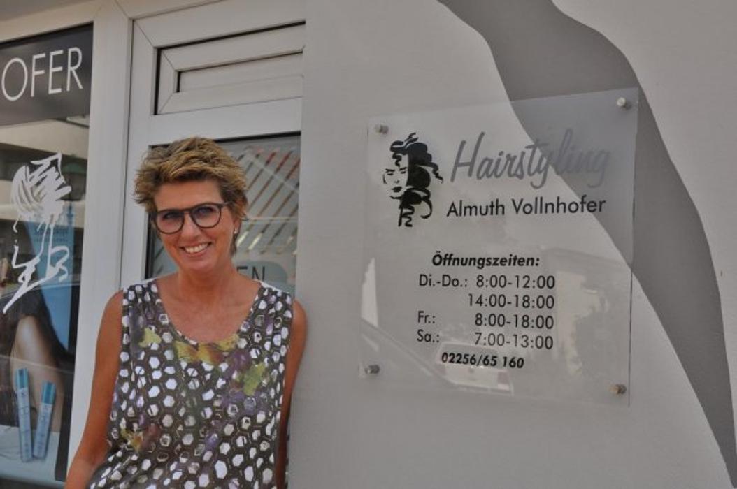 Almuth Vollnhofer-Eitler, Hauptstraße in Leobersdorf