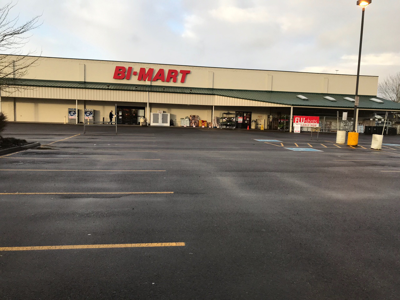 Bi-Mart, Monmouth, Oregon - Store Front