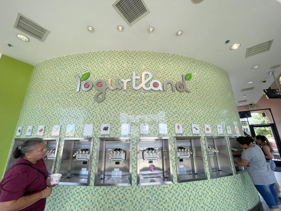 Yogurtland Reseda - Reseda, CA