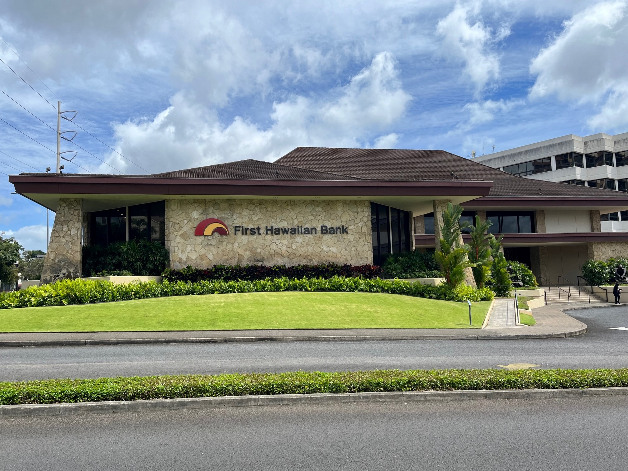 First Hawaiian Bank Pearlridge Branch - Aiea, HI 96701 - (808)487-0200 | ShowMeLocal.com