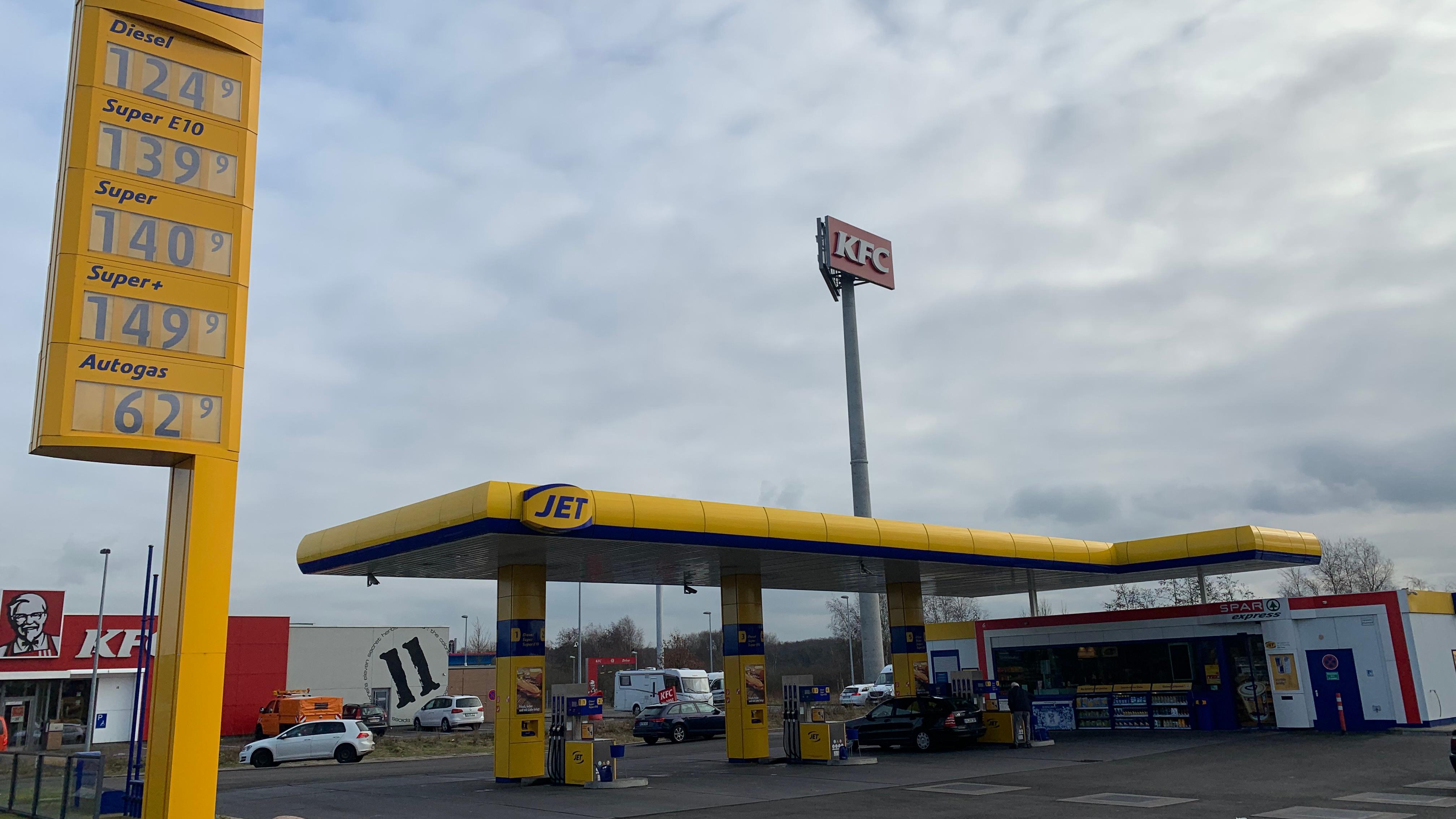 JET Tankstelle, An der Autobahn in Gyhum