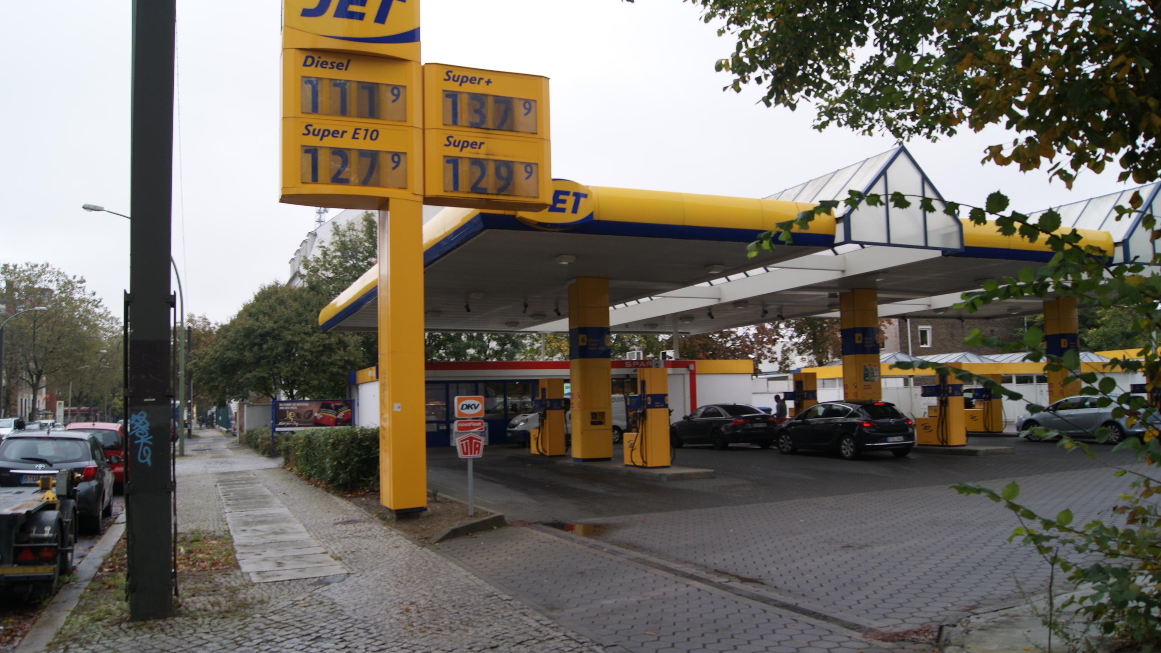 JET Tankstelle, Herzbergstraße in Berlin