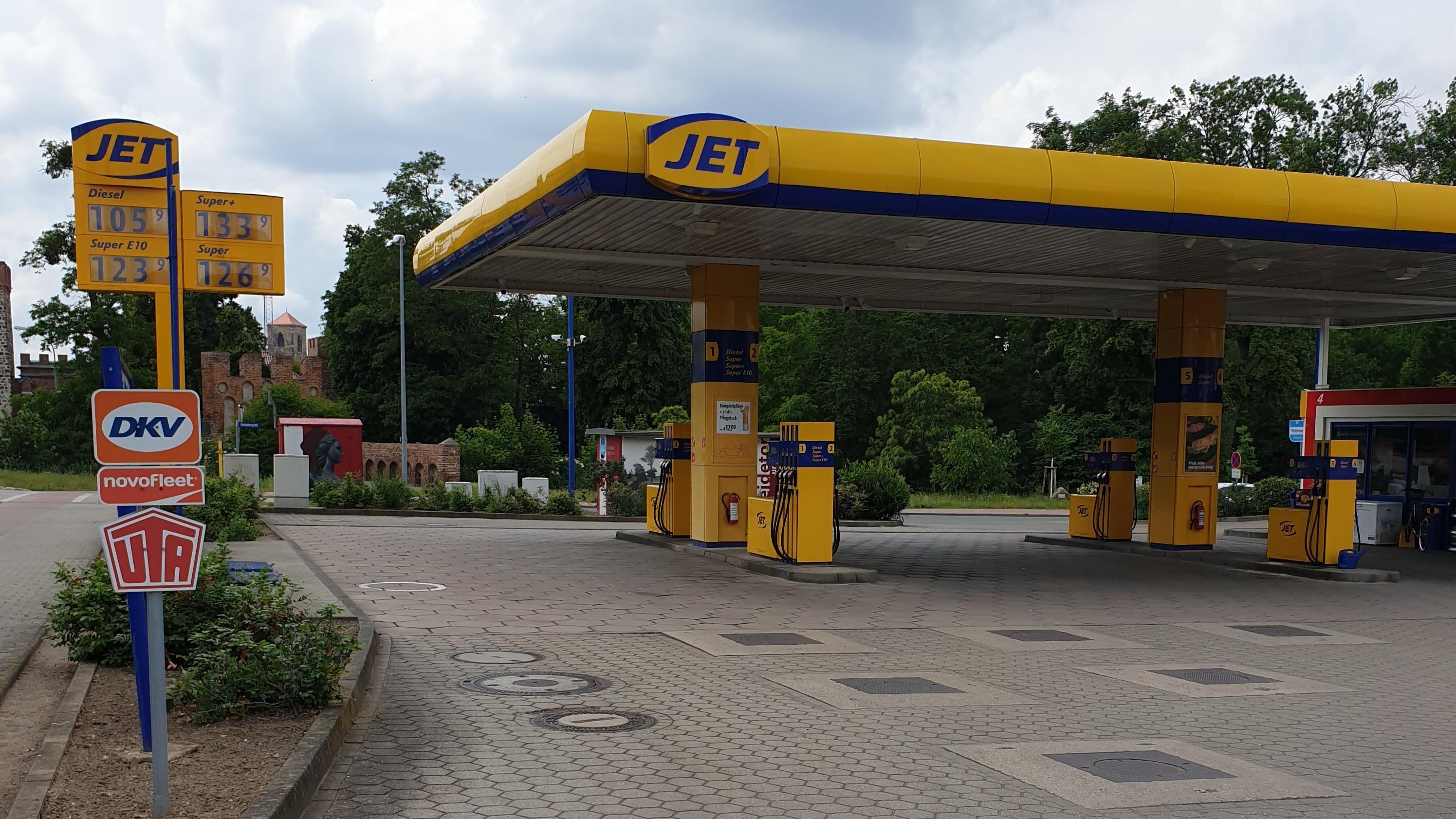 JET Tankstelle, Heidetorplatz in Zerbst