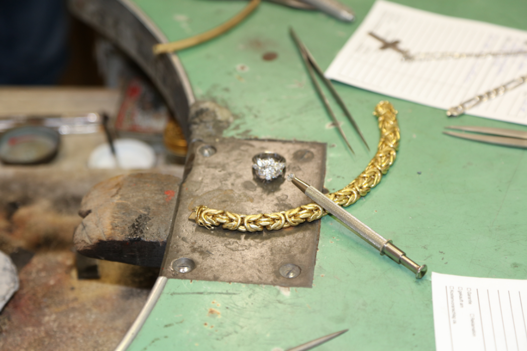 Thomann Goldschmied GmbH, Tramstrasse in Suhr