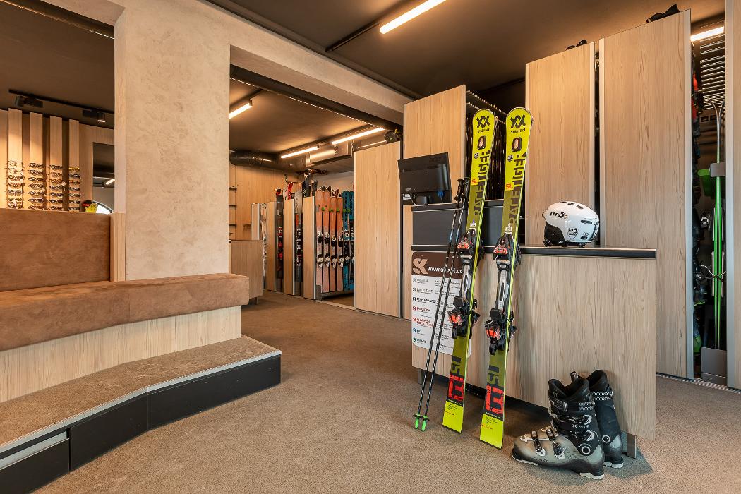 Skiverleih Kitzbühel Hahnenkammbahn Talstation -20% bei Onlinebuchung, Josef-Herold-Straße in Kitzbühel