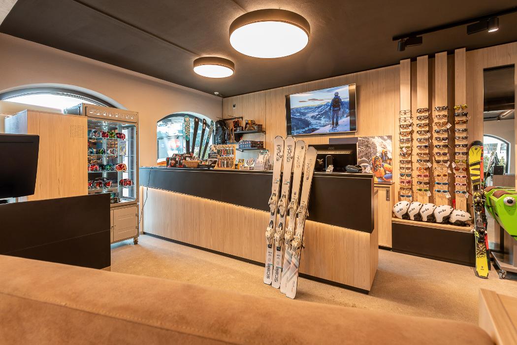 Skiverleih Kitzbühel Hahnenkammbahn Talstation -20% bei Onlinebuchung, Josef-Herold-Straße in Kitzbühel