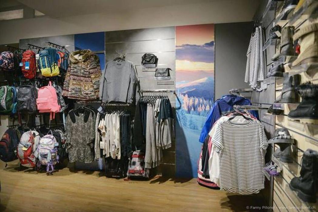 Avalanche Pro Shop, Place du Marché in Crans-Montana