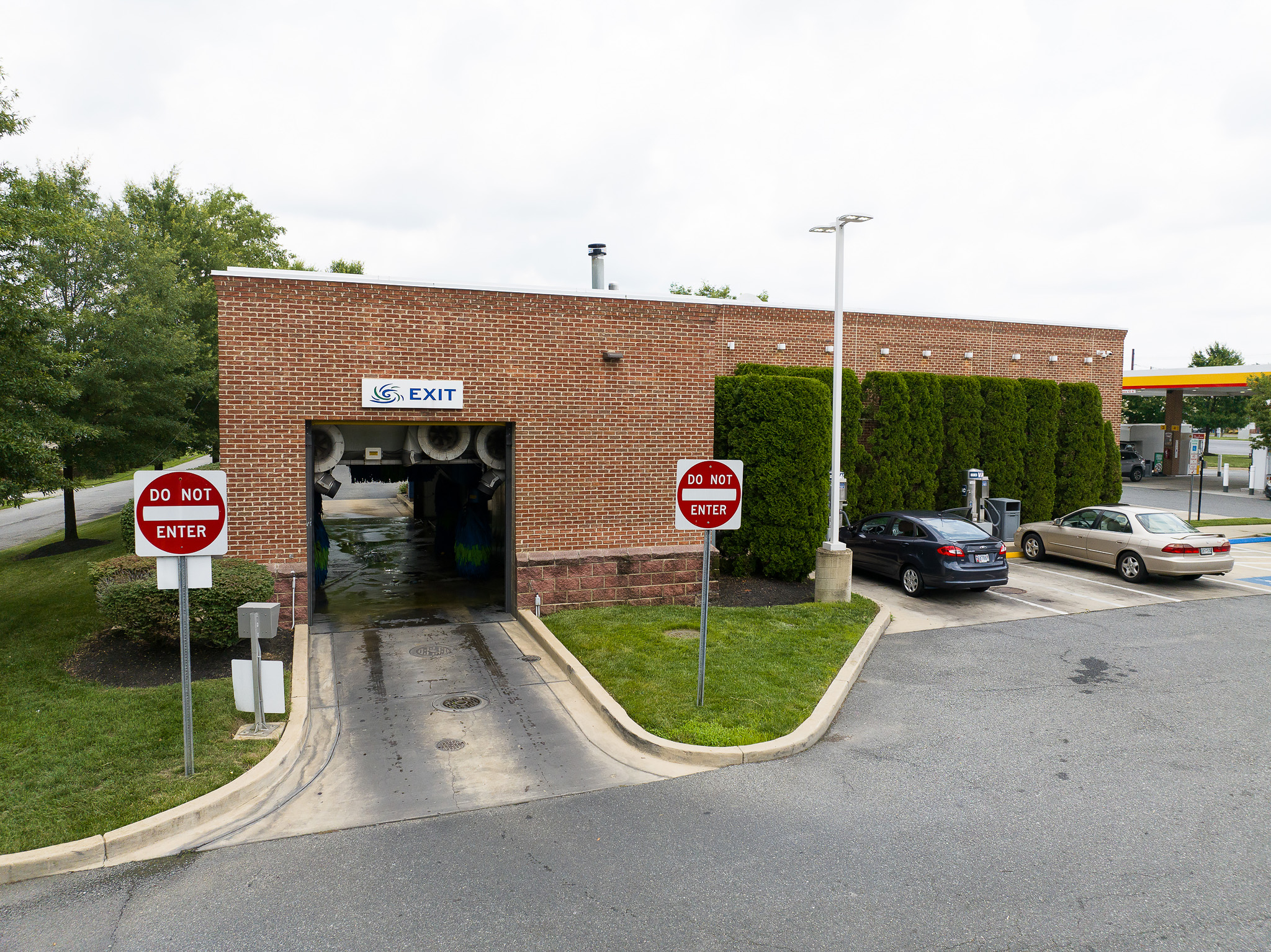 Get a car wash at the Splash In located at 6305 Crain Hwy, La Plata, MD. Don’t forget to grab some food inside at our café!