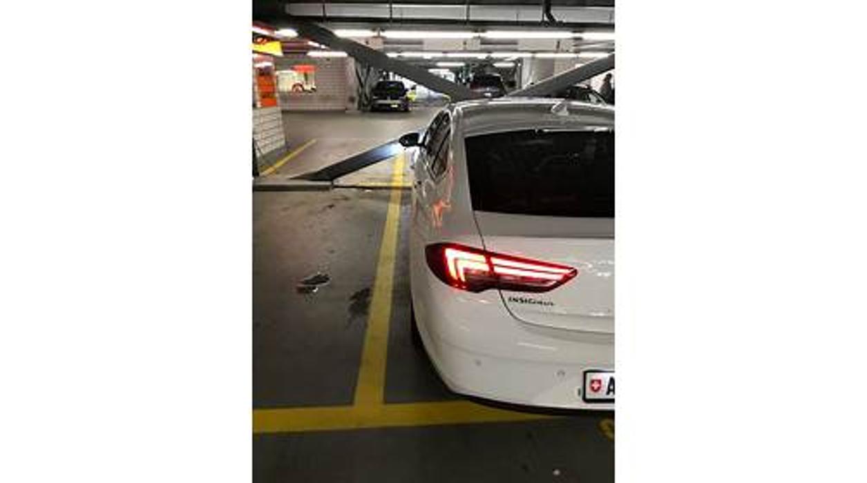 Avis Autovermietung - Flughafen Zürich, Flughafenstrasse in Zurich