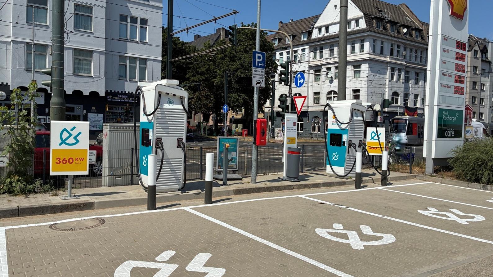 Shell Recharge Charging Station, Auf'm Hennekamp in Düsseldorf