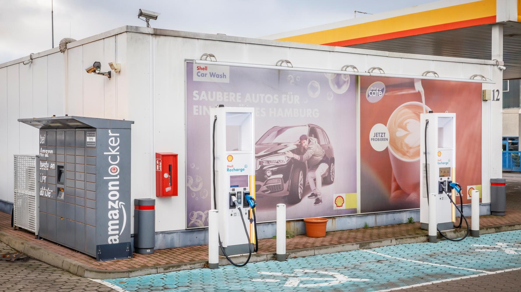 Shell Recharge Charging Station, Schnackenburgallee in Hamburg