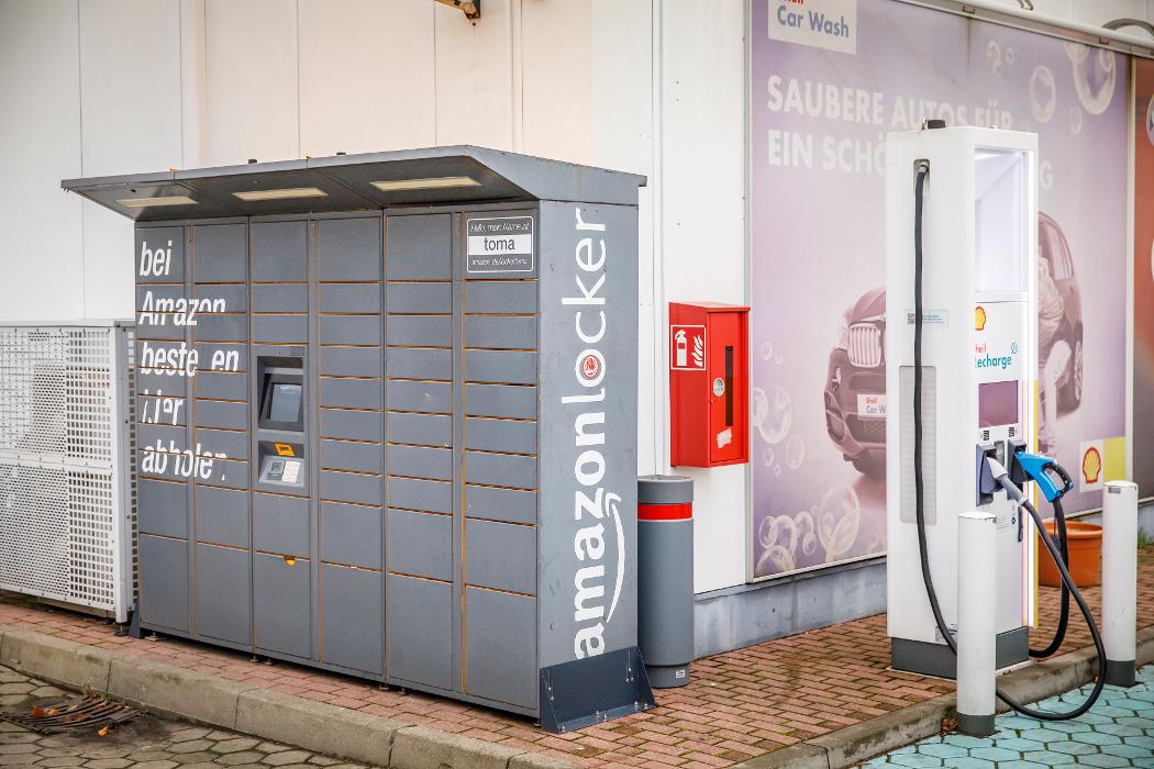 Shell Recharge Charging Station, Schnackenburgallee in Hamburg