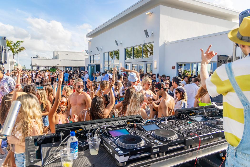 The Easton Rooftop Pool & Lounge - Fort Lauderdale, FL
