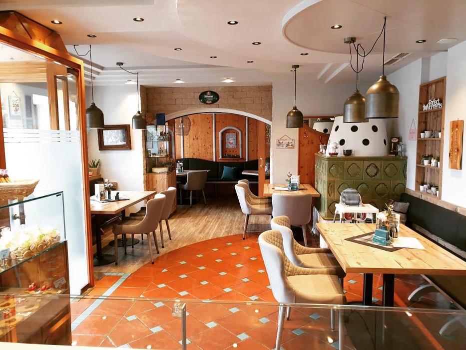 Julia´s Kuchenstüberl Volders, Bundesstraße in Volders