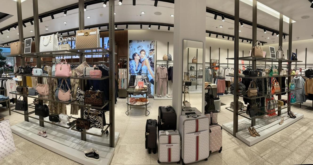 GUESS, Allee in Vösendorf