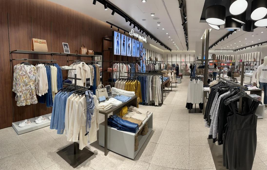 GUESS, Allee in Vösendorf